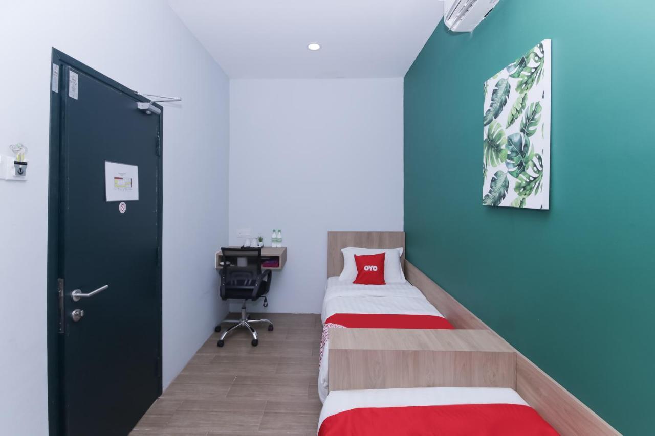 Oyo 90399 Green Home Hotel Syariah Sepang Ngoại thất bức ảnh